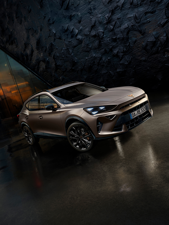 CUPRA Formentor VZ Black Edition in schräger Frontansicht vor Gebäude bei Nacht